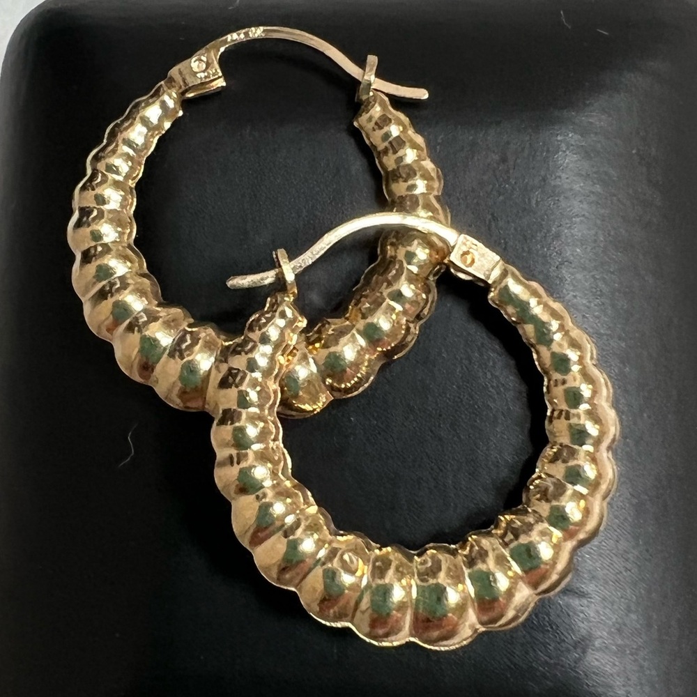 10k Solid Gold Scalloped Hoop Earrings